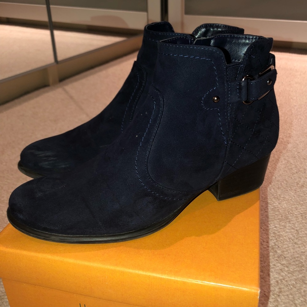 UNISA navy blue booties, silver trim,  8.5! 💃🏻👢